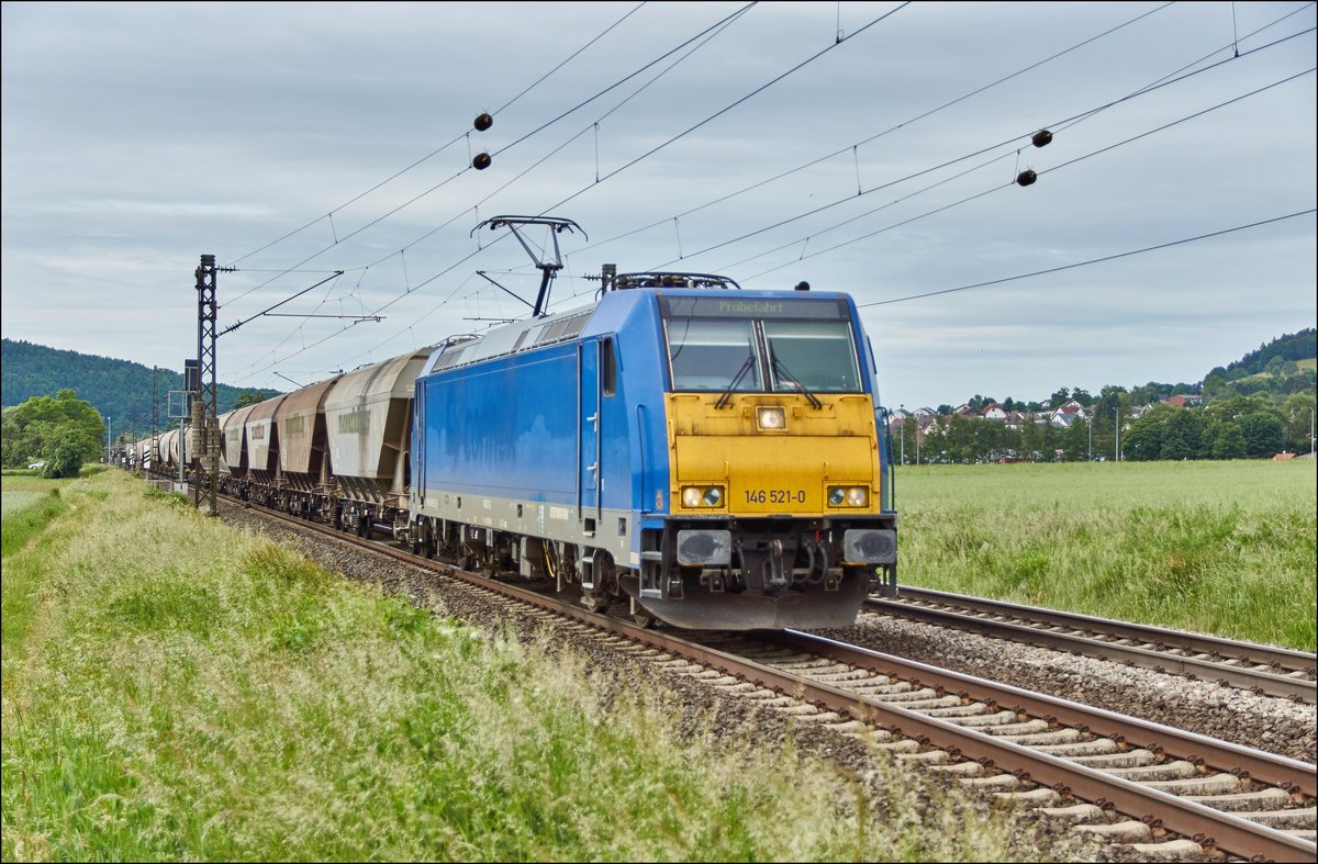 146 521-0 mit einen Getreidezug bei Reilos am 08.06.2017 unterwegs.
