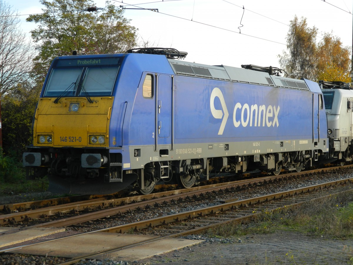 146 521, eingestellt von Connex, steht am 08.11.2015 abgebügelt im Bhf Großkorbetha.