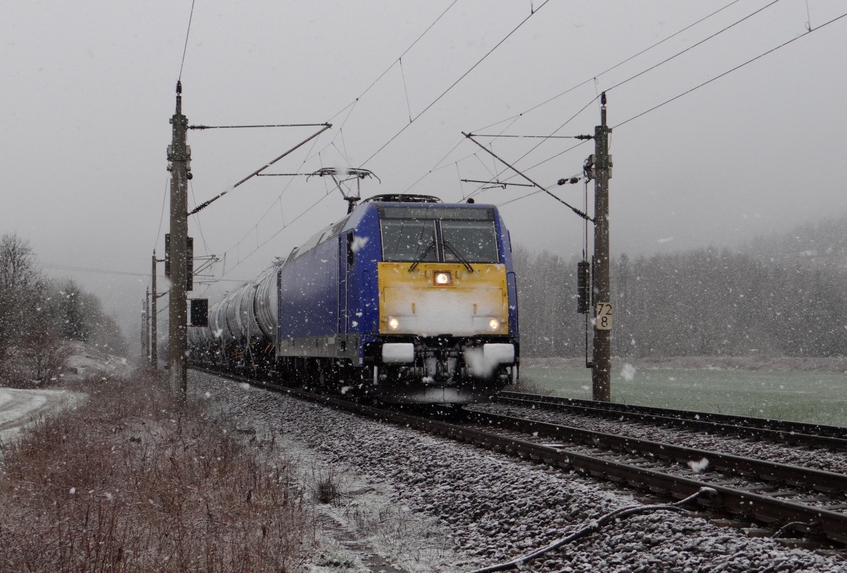 146 522 fährt am 02.04.15 mit einem Kesselzug durch Remschütz.
Man beachte die Zielanzeige :)