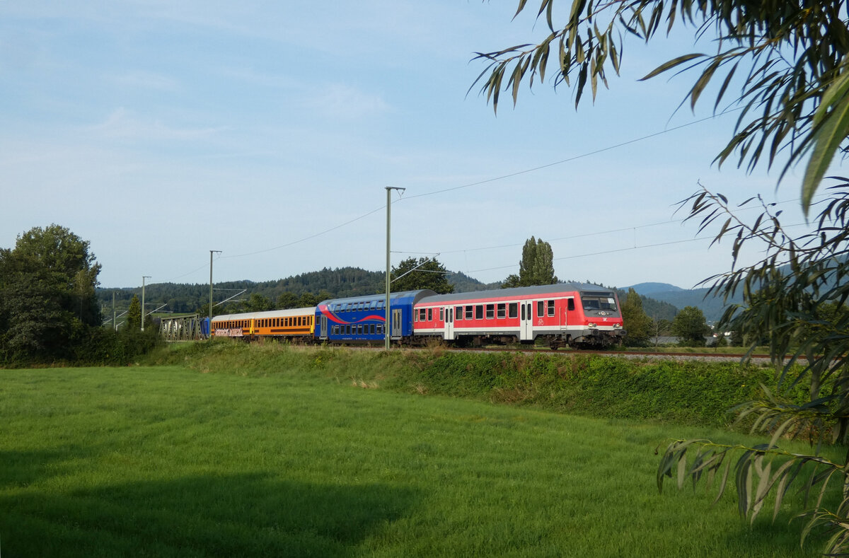 146 522 hinten an DPN S2 88401 (Waldkirch - Freiburg Hbf) am 21.08.2021 bei Denzlingen.
