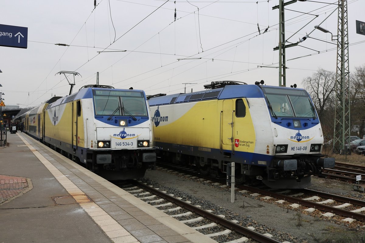 146 534-3 mit DABpbzkfa der metronom Eisenbahngesellschaft mbH steht als ME 82122 (RE3) nach Hamburg Hbf im Hundertwasserbahnhof Uelzen auf Gleis 103 bereit. Rechts daneben stehen ME 146-08 mit einer weiteren BR 146.5 in Doppeltraktion und mehrere Doppelstockwagen in der Abstellung. [11.2.2017]