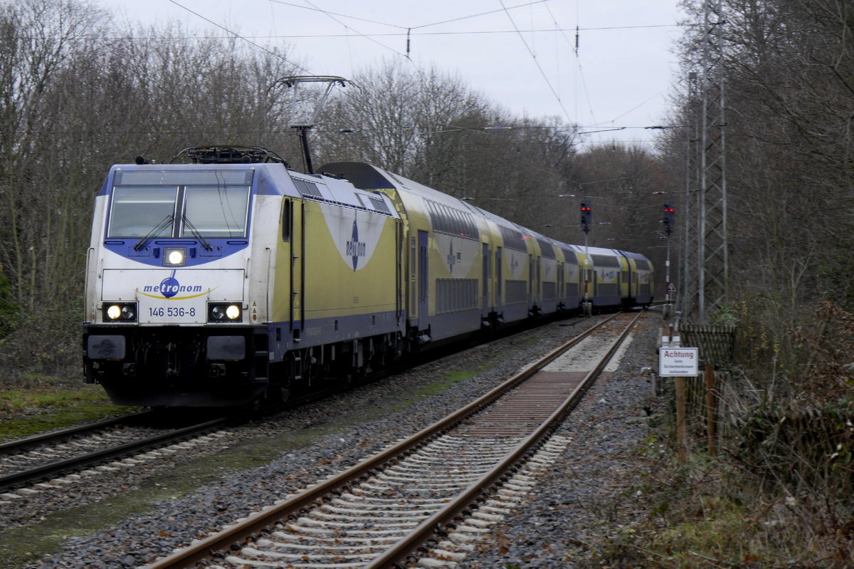 146 536 fährt mit einem Metronom aus Hamburg in Lüneburg, Westseite ein. 13.12.18.