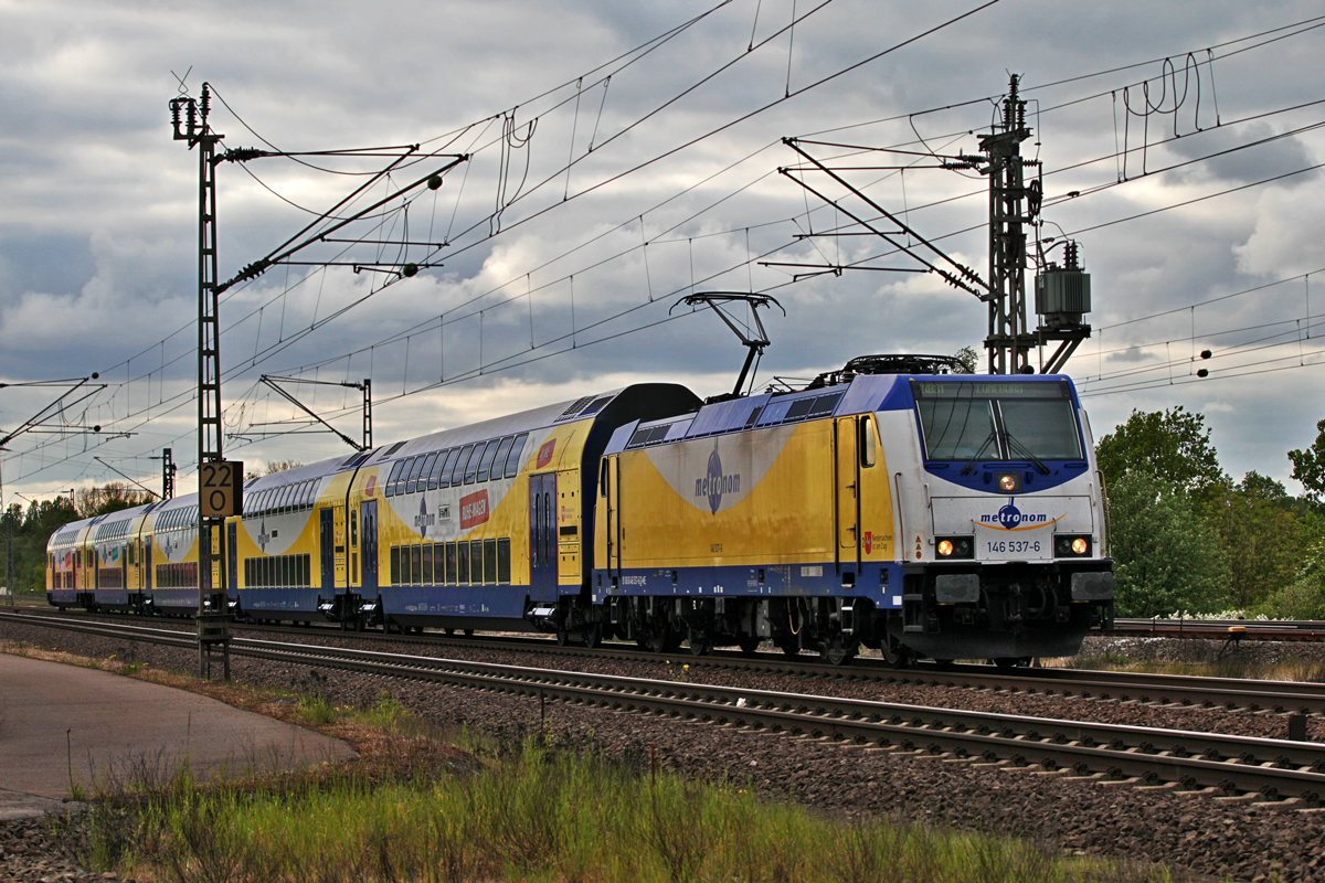146 537-6 fährt am Abend mit dem RB 31 nach Lüneburg in Maschen vorbei.Bild vom 15.5.2016