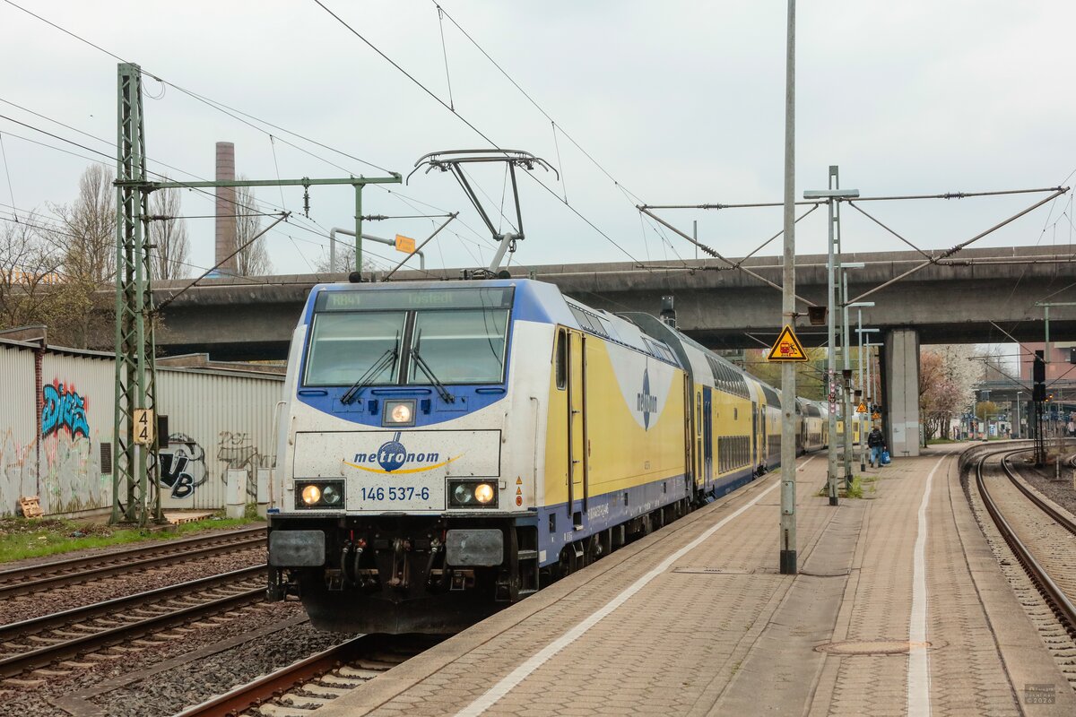 146 537-6 metronom mit RB41 nach Tostedt in Hamburg Harburg, April 2026.