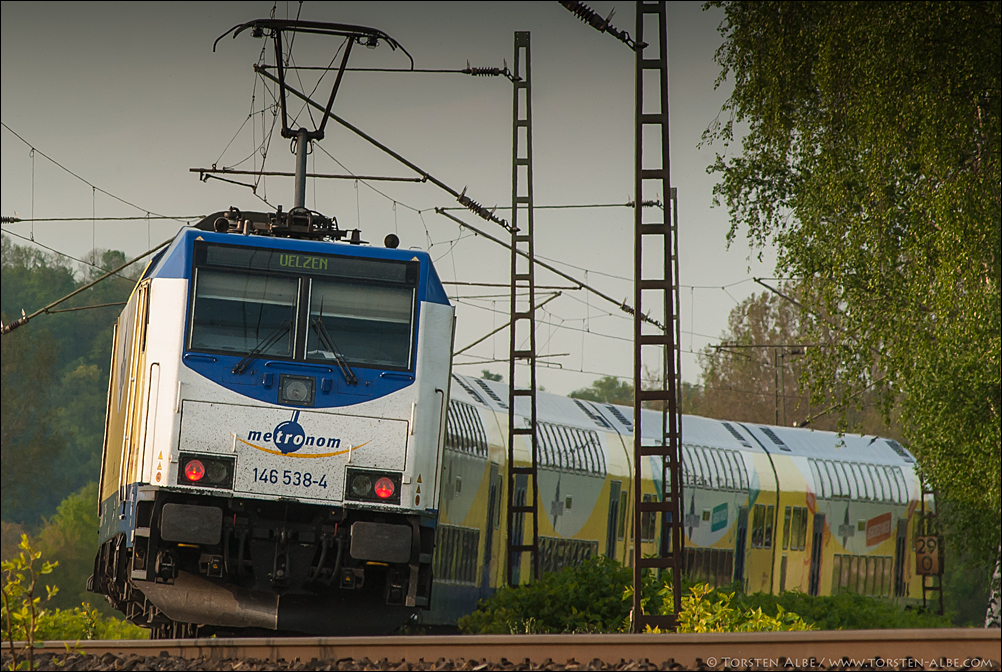 146-538-4 mit Ihrem Metronom 82840 bei Burgstemmen (Hildesheim) am 08.05.2015 auf dem Weg nach Uelzen
