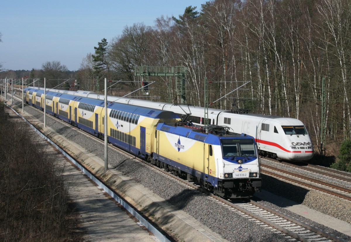 146 539 mit ME 82113 (Hamburg Hbf–Uelzen) und 401 xxx als ICE 772 (Stuttgart Hbf–Hamburg-Altona) am 10.03.2014 zwischen Radbruch und Bardowick