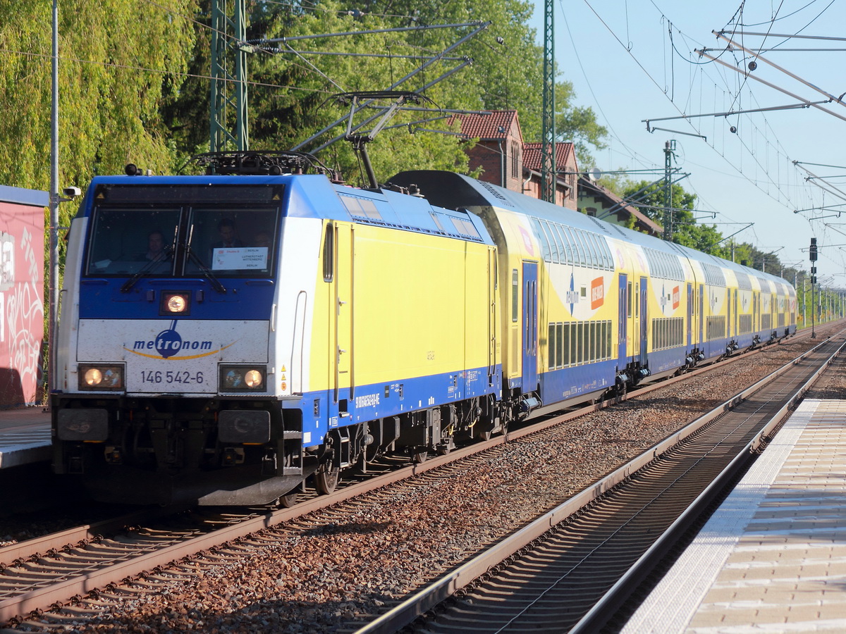 146 542-6 Metronom mit  7 Dosto (Metronom) in Richtung Lutherstadt Wittenberg durchfährt Gr0ßbeeren am 28. Mai 2017. 
Gruß an das Lokpersonal zurück.