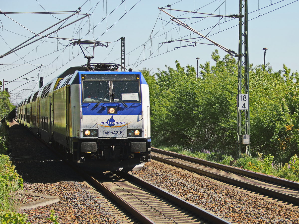 146 542-6 Metronom mit  7 Dosto (Metronom) bei einem weiteren Durchlauf in Richtung Lutherstadt Wittenberg durchfährt Gr0ßbeeren am 28. Mai 2017.				
