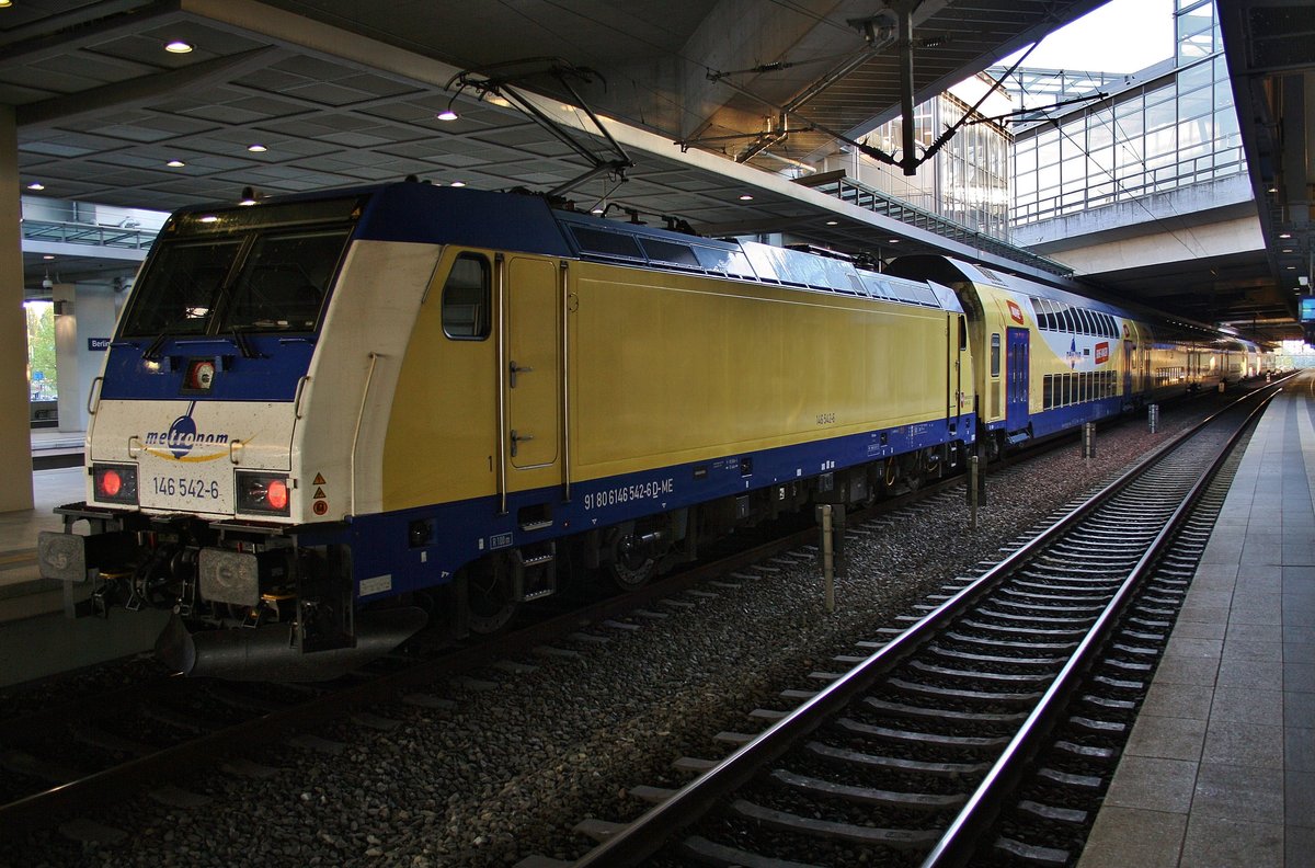 146 542-6 wartet am 28.5.2017 mit dem E28724 nach Lutherstadt Wittenberg Hauptbahnhof in Berlin Südkreuz auf Abfahrt.
