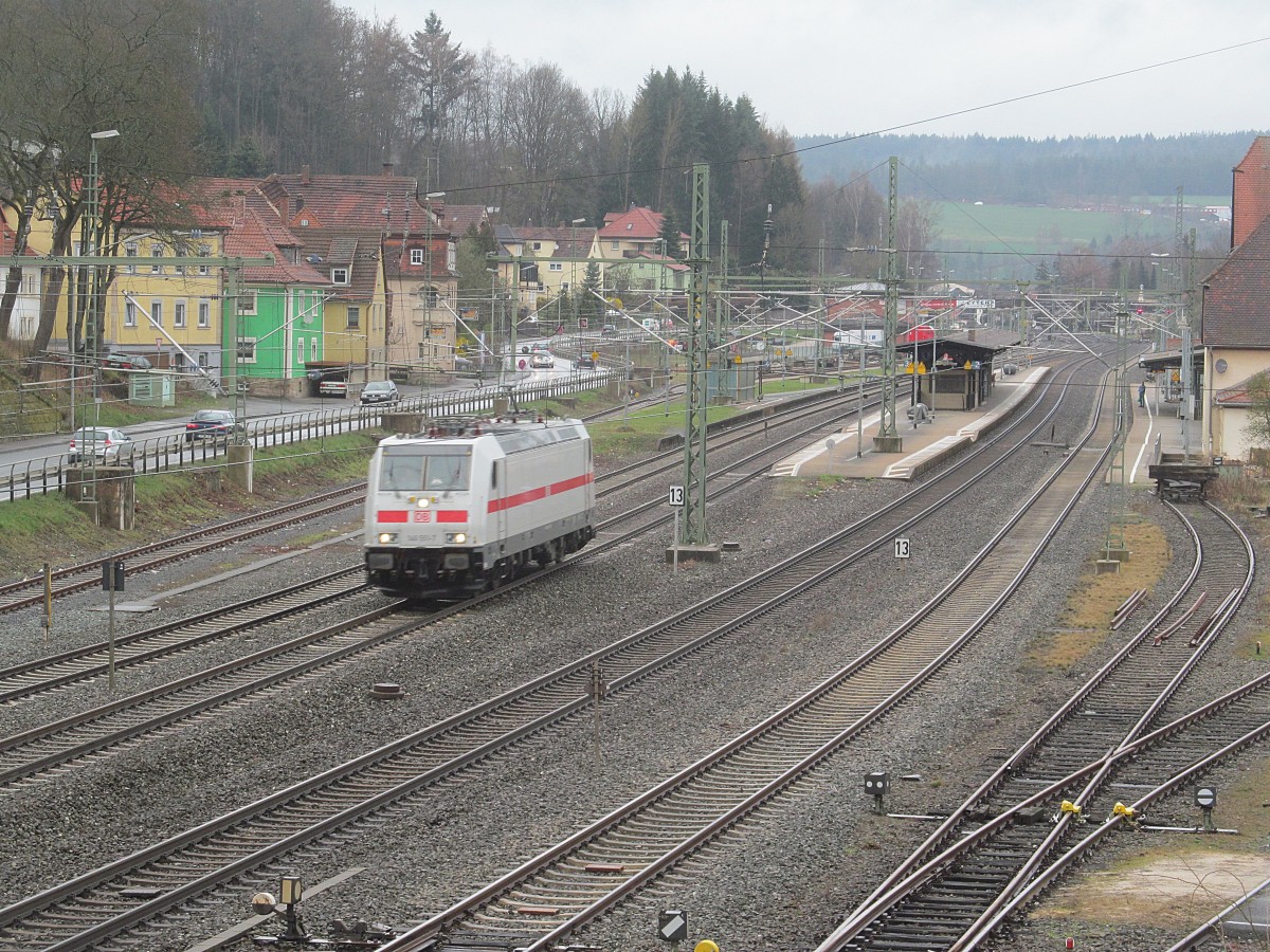 146 551-7 durchfährt am 22. März 2014 solo den Bahnhof Kronach in Richtung Lichtenfels.