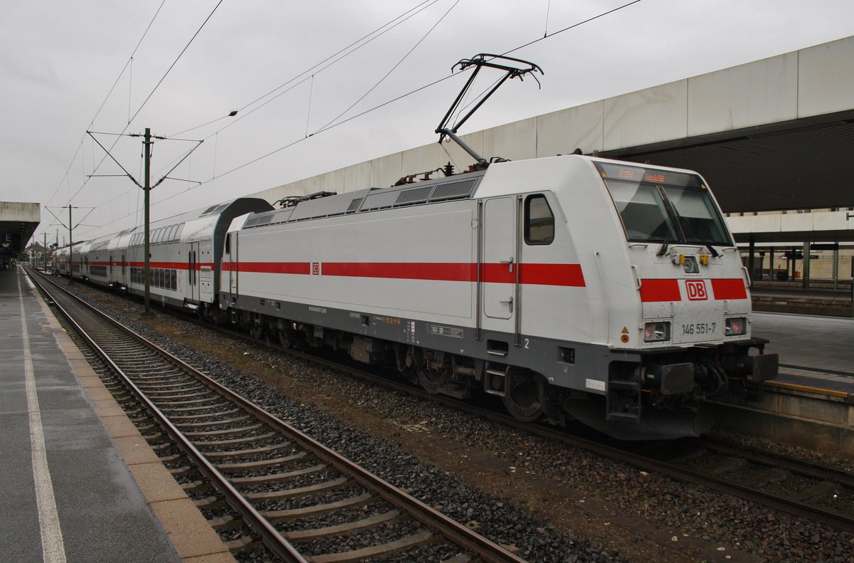 146 551-7 schiebt am 5.8.2017 den IC2037 von Norddeich Mole nach Leipzig Hauptbahnhof in den Hannoverschen Hauptbahnhof.