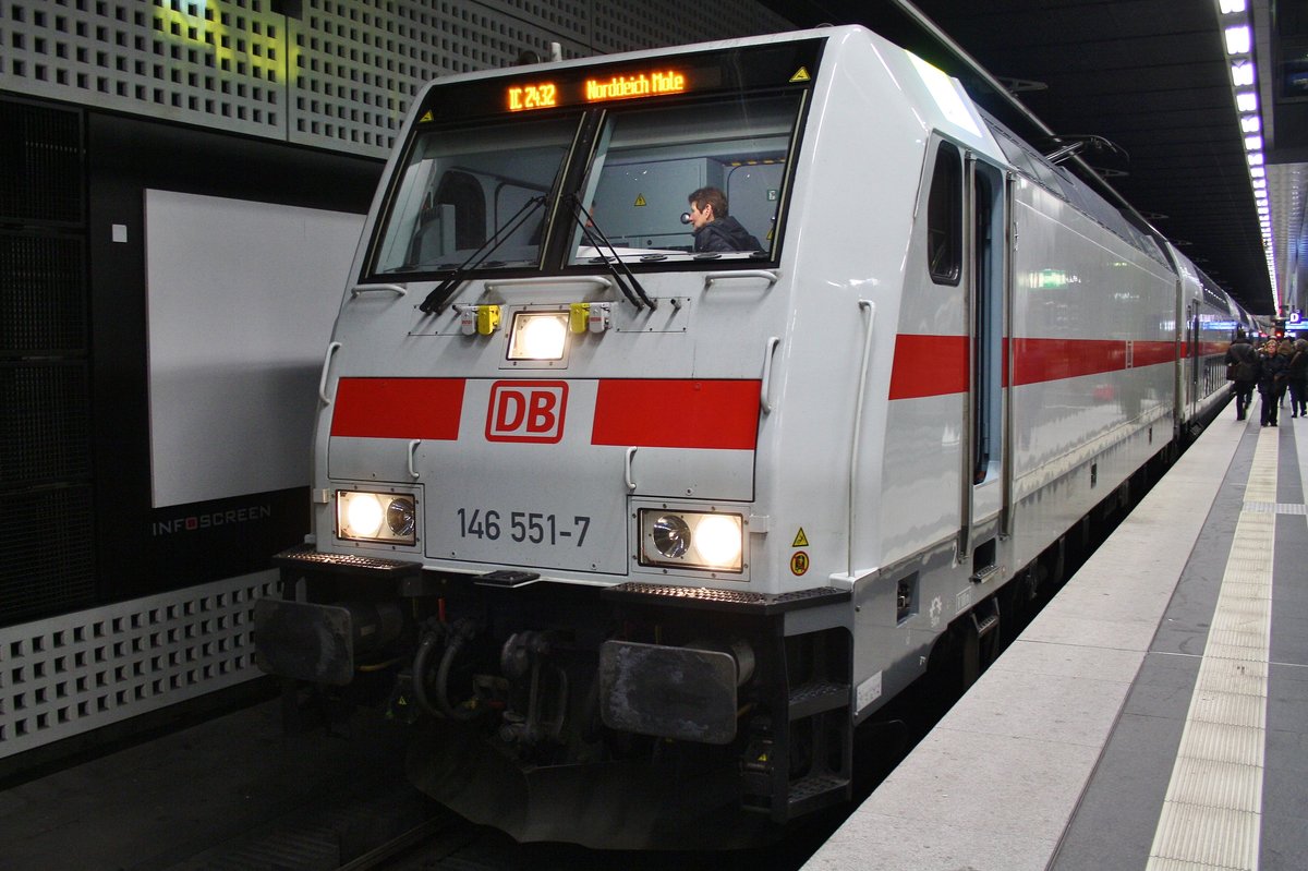146 551-7 steht am Morgen des 11.3.2017 mit dem IC2432  Ostfriesland  von Cottbus nach Norddeich Mole in Berlin Hauptbahnhof (tief).