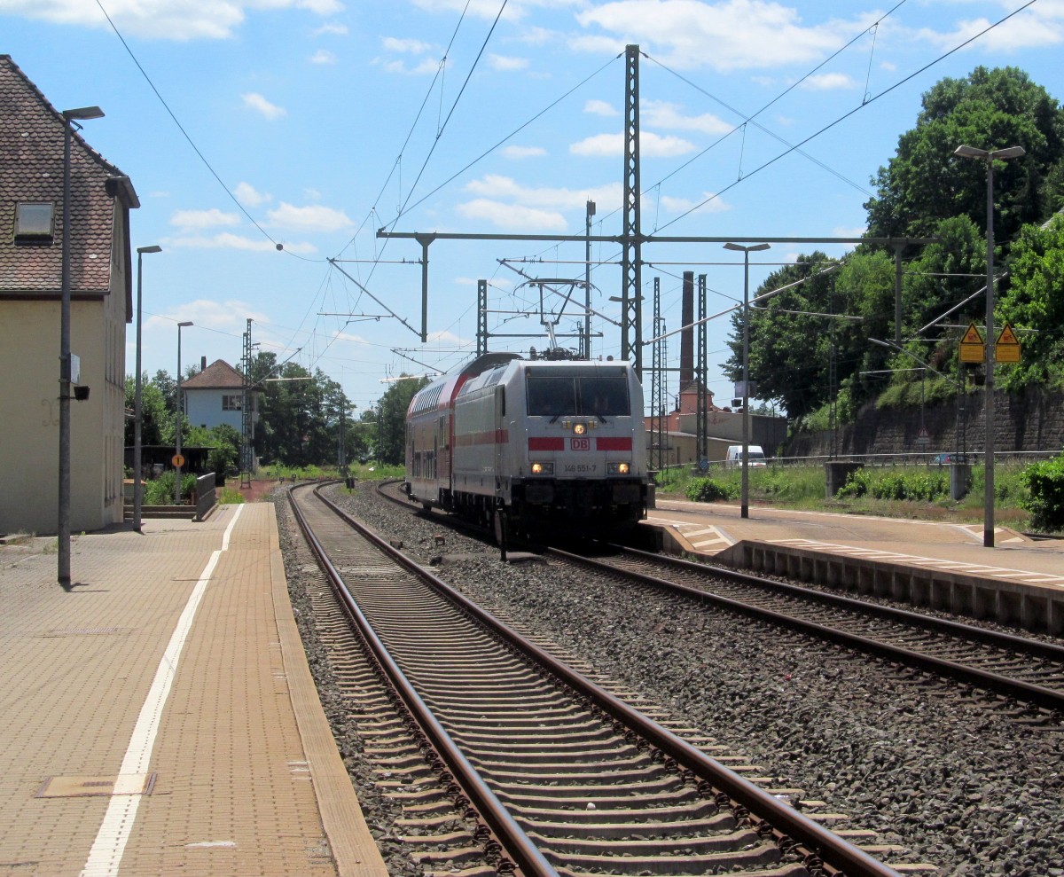 146 551-7 zieht am 13. Juni 2014 einen Doppelstocksteuerwagen der Südostbayernbahn durch Kronach in Richtung Saalfeld.