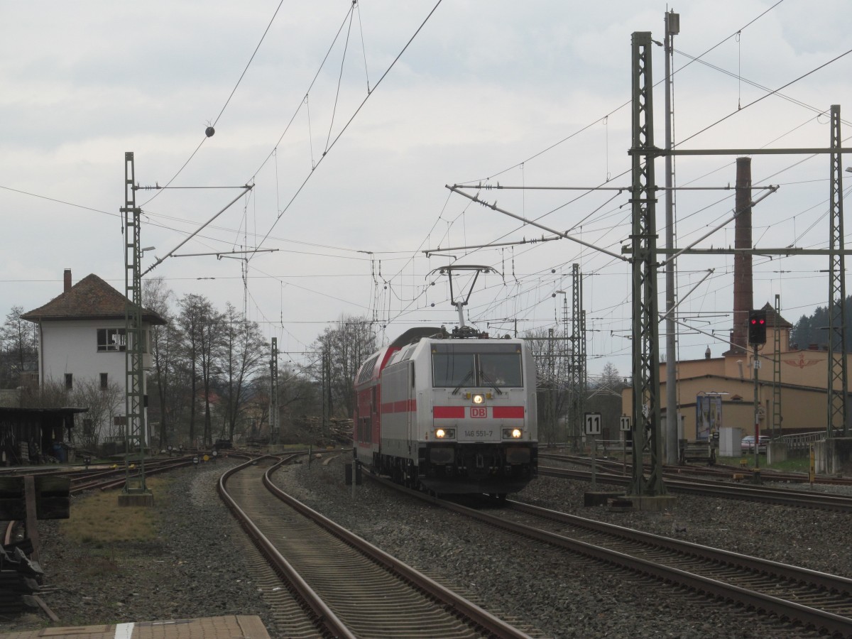 146 551-7 zieht am 23. März 2014 einen Doppelstocksteuerwagen durch Kronach in Richtung Saalfeld.