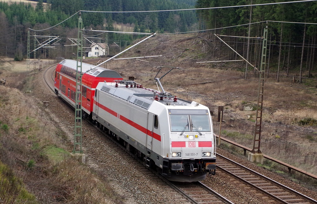 146 551 mit Doppelstock-Steuerwagen der Nordostbayernbahn am 23.02.2014 bei der Bastelsmühle Richtung Saalfeld. 