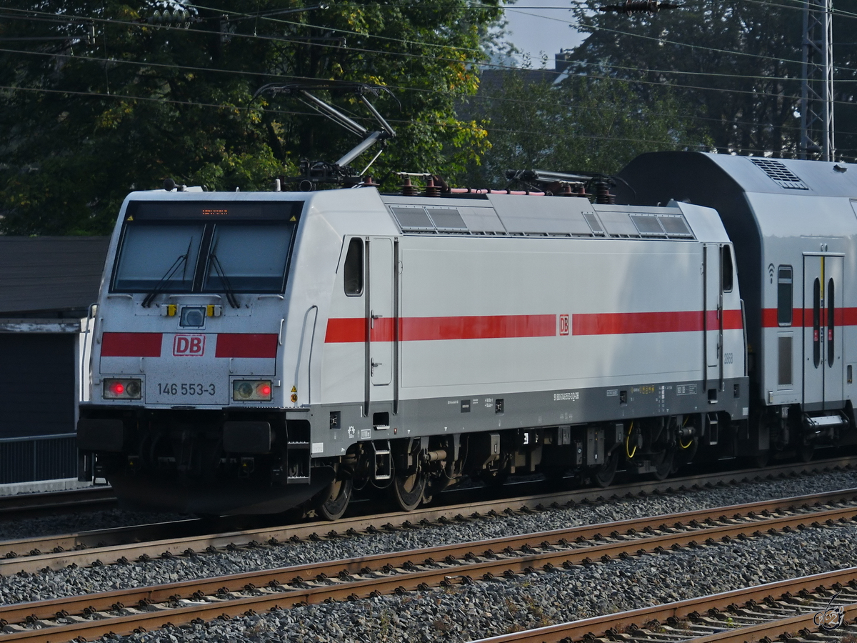 146 553-3 schiebt eine IC2-Doppelstockeinheit und ist hier Mitte September 2021 bei der Durchfahrt in Wuppertal-Unterbarmen zu sehen.