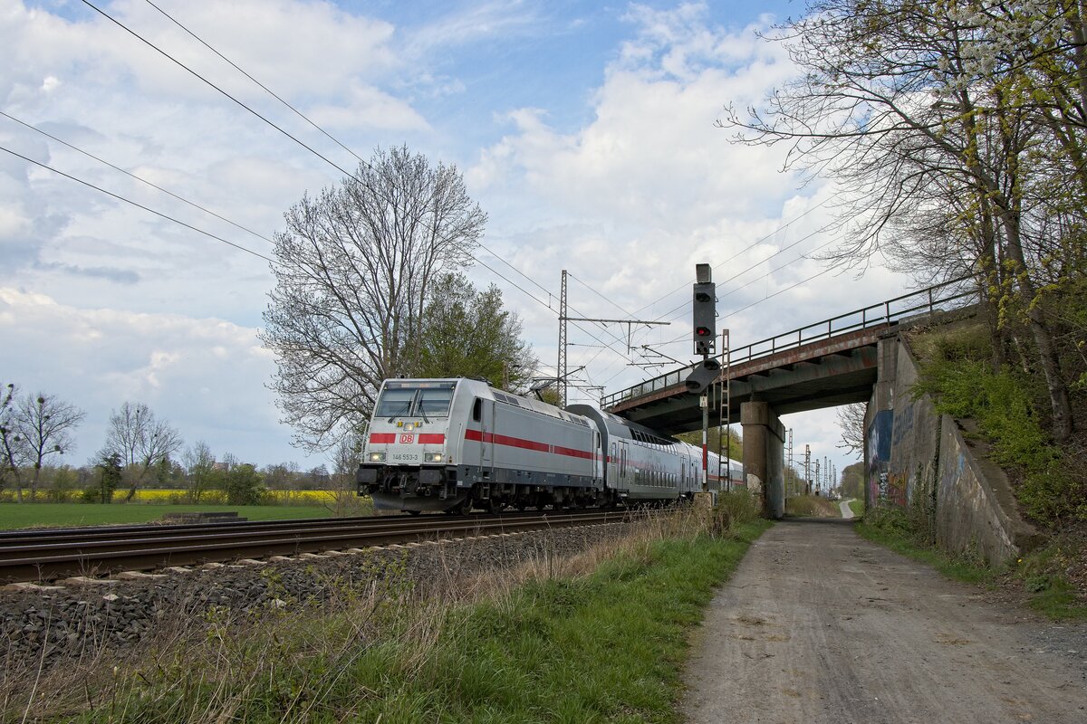 146 553-3 unterquert mit Intercity 2048 bei Hamm-Weetfeld die Güterstrecke nach Bönen (14.04.2022)