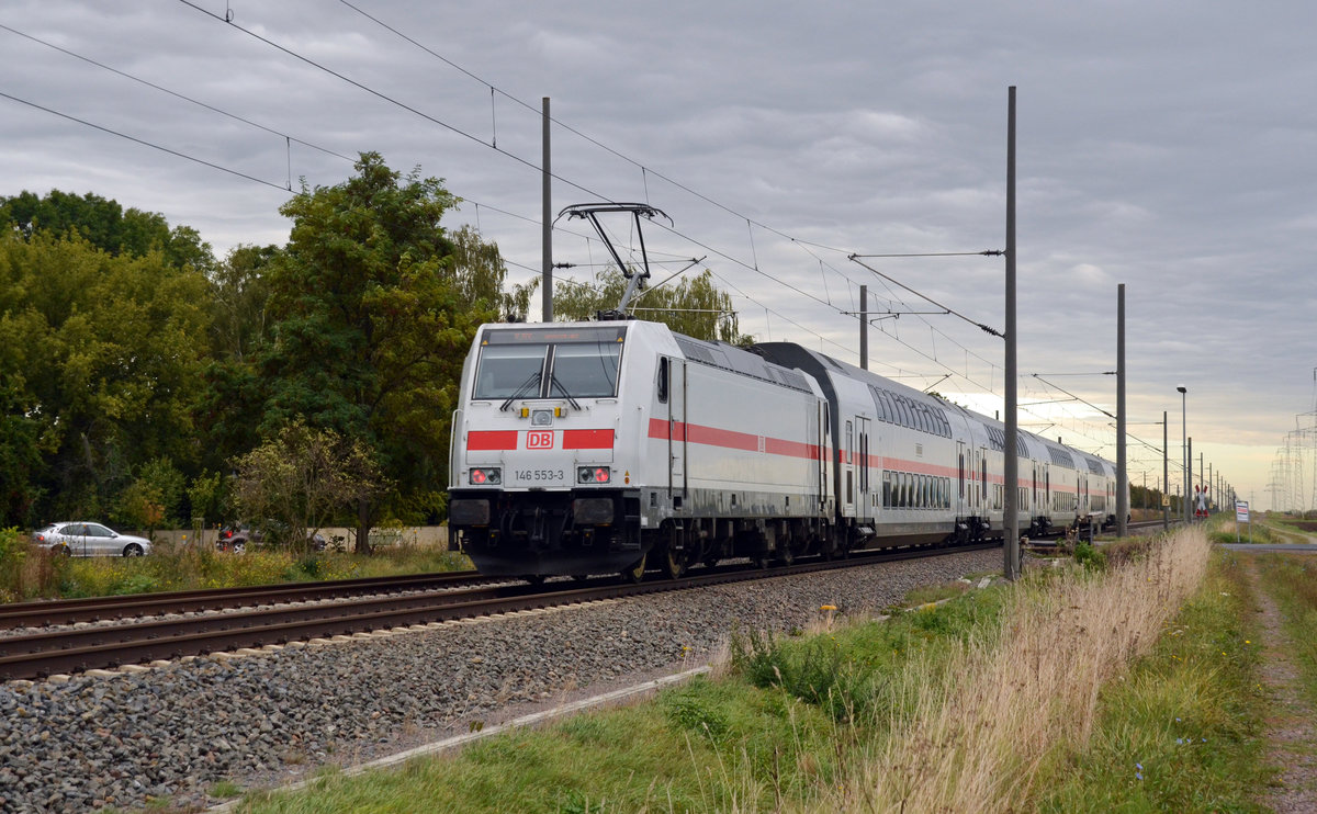 146 553 oblag am 30.09.16 die Beförderung des IC 2036 von Leipzig nach Norddeich Mole. Hier schiebt sie ihren Zug durch Braschwitz nach Magdeburg.