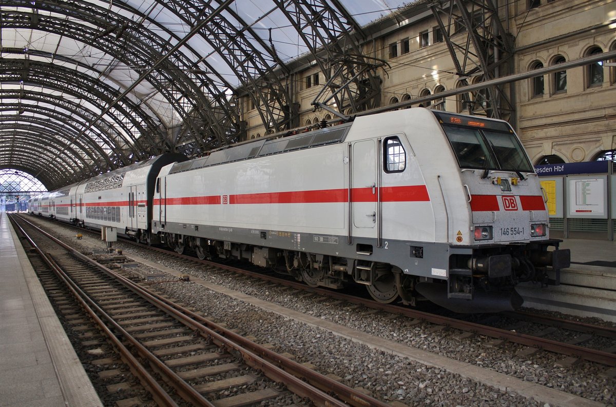 146 554-1 macht sich am 30.9.2017 mit dem IC2444 nach Hannover Hauptbahnhof im Dresdener Hauptbahnhof auf den Weg.