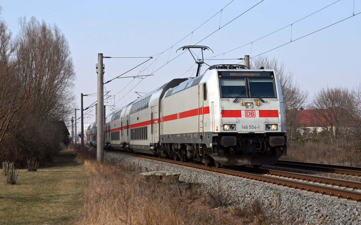 146 554 führte den umgeleiteten IC 2443 nach Dresden am 04.03.18 durch Greppin. In Kürze wird der IC seinen nächsten Halt in Bitterfeld erreicht haben.
