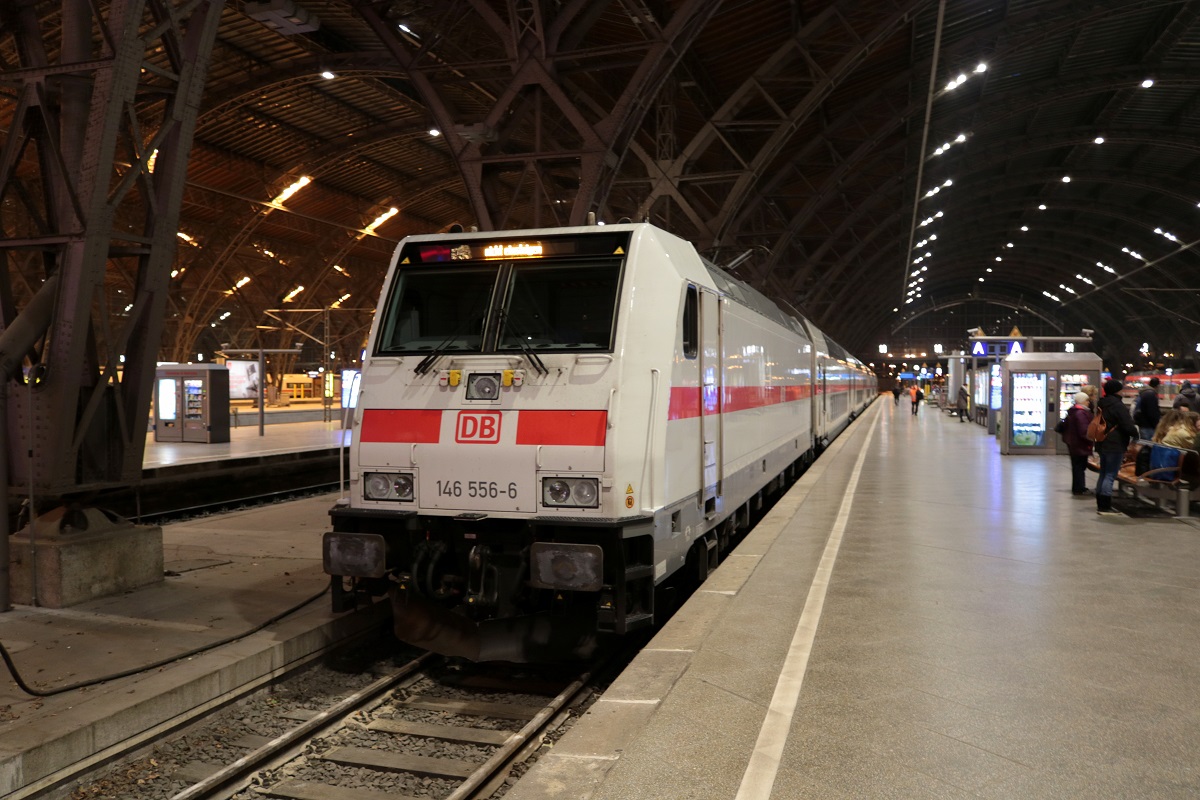 146 556-6 DB mit ihrer IC2-Garnitur ist zur Reserve in Leipzig Hbf auf Gleis 18 abgestellt. [16.12.2017 | 19:53 Uhr]