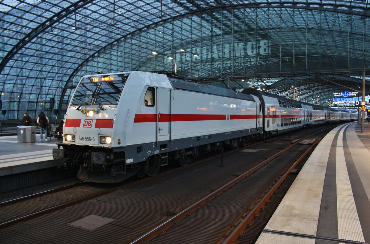 146 556-6 wartet am 10.3.2017 mit dem IC2432  Ostfriesland  von Cottbus nach Norddeich Mole im Berliner Hauptbahnhof auf Abfahrt.