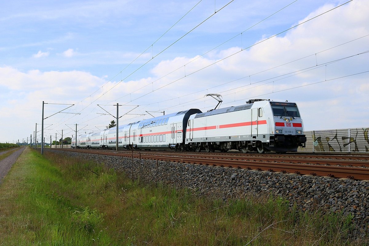 146 558-2 als IC 2049 (Linie 55) von Köln Hbf nach Dresden Hbf fährt bei Benndorf auf der Bahnstrecke Magdeburg–Leipzig (KBS 340). [25.5.2017 - 17:03 Uhr]