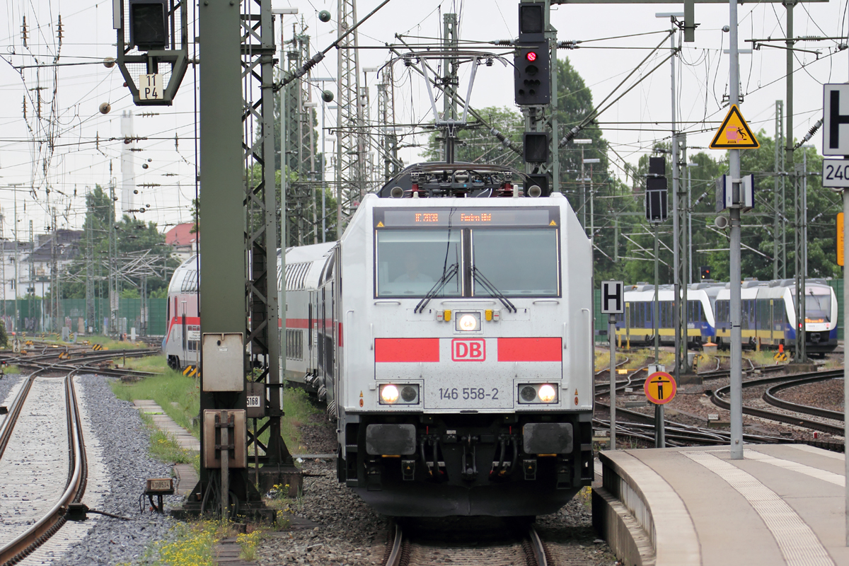 146 558-2 mit IC 2038 nach Emden Hbf. fährt in den Bremer Hbf. ein 24.5.2016