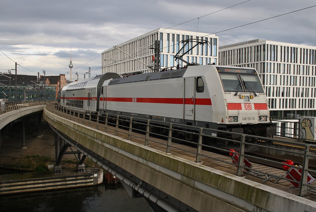 146 561-6 schiebt am 14.5.2017 den IC2431  Borkum  von Emden Außenhafen nach Cottbus aus dem Berliner Hauptbahnhof.