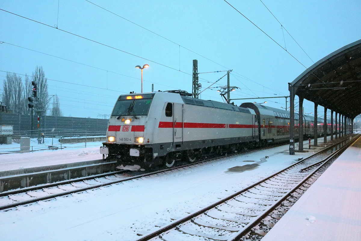 146 562-4 DB als IC 2034 (Linie 56) von Leipzig Hbf nach Norddeich verlässt Halle(Saale)Hbf auf Gleis 12 bei Schneefall. [3.12.2017 | 16:07 Uhr]