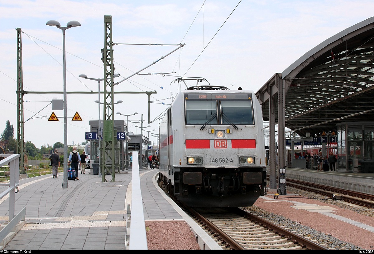 146 562-4 DB als IC 2038 (Linie 56) von Leipzig Hbf nach Emden Hbf verlässt Halle(Saale)Hbf auf Gleis 12.
[16.6.2018 | 12:03 Uhr]