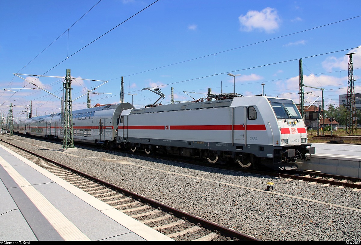 146 562-4 DB als verspäteter IC 2443 (Linie 55) von Köln Hbf nach Dresden Hbf erreicht Leipzig Hbf auf Gleis 14.
[26.6.2018 | 13:27 Uhr]