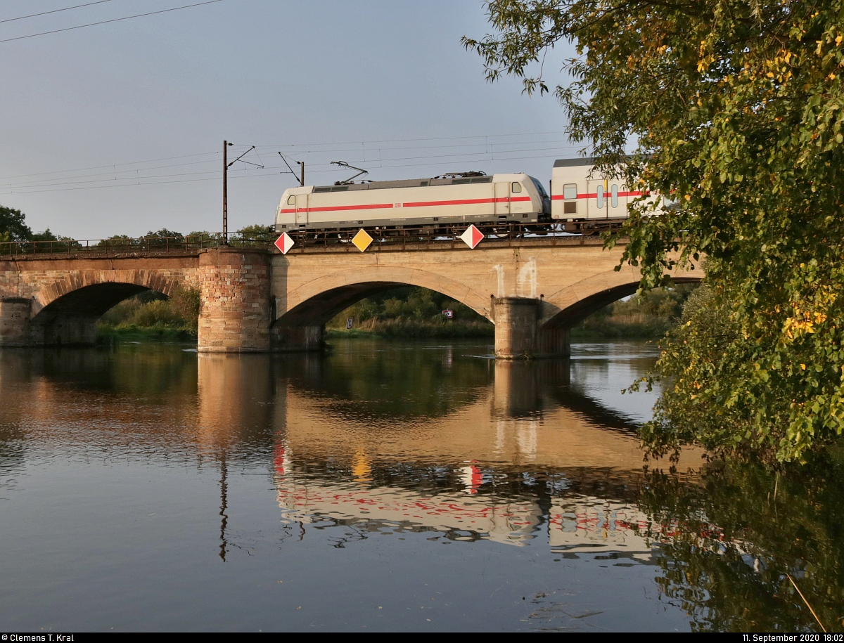 146 562-4 hat auf ihrer freitäglichen Umleiter-Tour soeben ihre IC2-Dostos über die Saale in Halle-Wörmlitz geschoben, statt sie wie gewöhnlich zu ziehen.
Grund für die Umleitung waren Gleiserneuerungen zwischen Weißenfels und Großkorbetha vom 4.9. bis 27.9.2020.

🧰 DB Fernverkehr
🚝 IC 1959 (Linie 51) Düsseldorf Hbf–Leipzig Hbf
🚩 Bahnstrecke Halle–Hann. Münden (KBS 590)
🕓 11.9.2020 | 18:02 Uhr