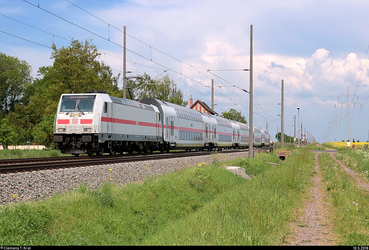 146 563-2 DB als IC 2441 (Linie 55) von Köln Hbf nach Dresden Hbf fährt in Braschwitz auf der Bahnstrecke Magdeburg–Leipzig (KBS 340). [10.5.2018 | 14:44 Uhr]
Bild durchlief die Selbstfreischaltung.