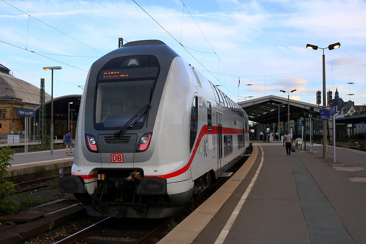 146 563-2 DB mit DBpbzfa 668.2 als IC 2433 (Linie 56) von Norddeich Mole nach Leipzig Hbf steht in Halle(Saale)Hbf auf Gleis 2. [29.7.2017 - 19:53 Uhr]