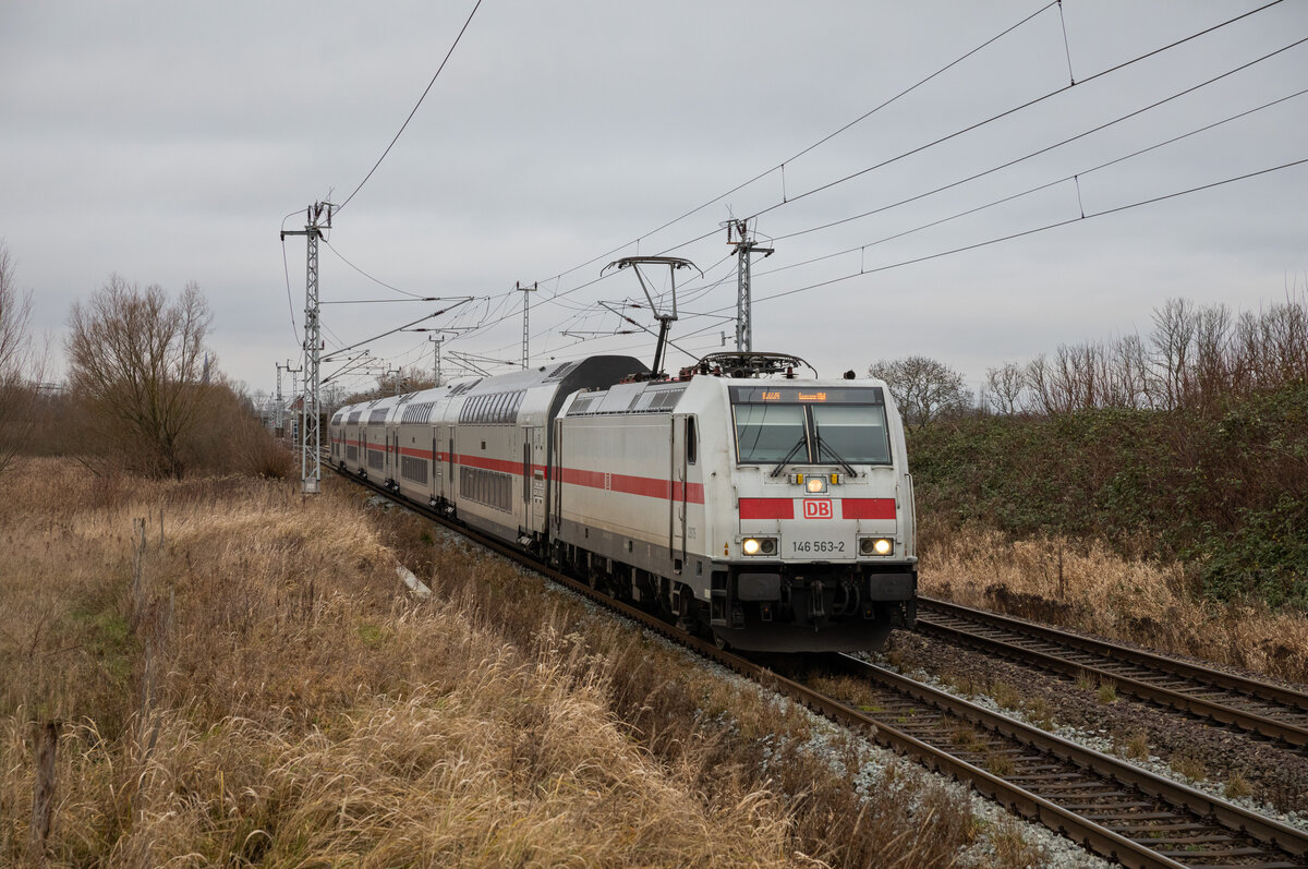 146 563 zog am 07.01.2023 einen IC2 aus Rostock raus, durch Sildemow.