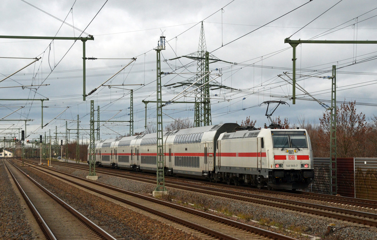 146 565 schob am 08.12.18 den IC 2430 vorbei am S-Bahnhof Halle Messe Richtung Halle(S) Hbf.