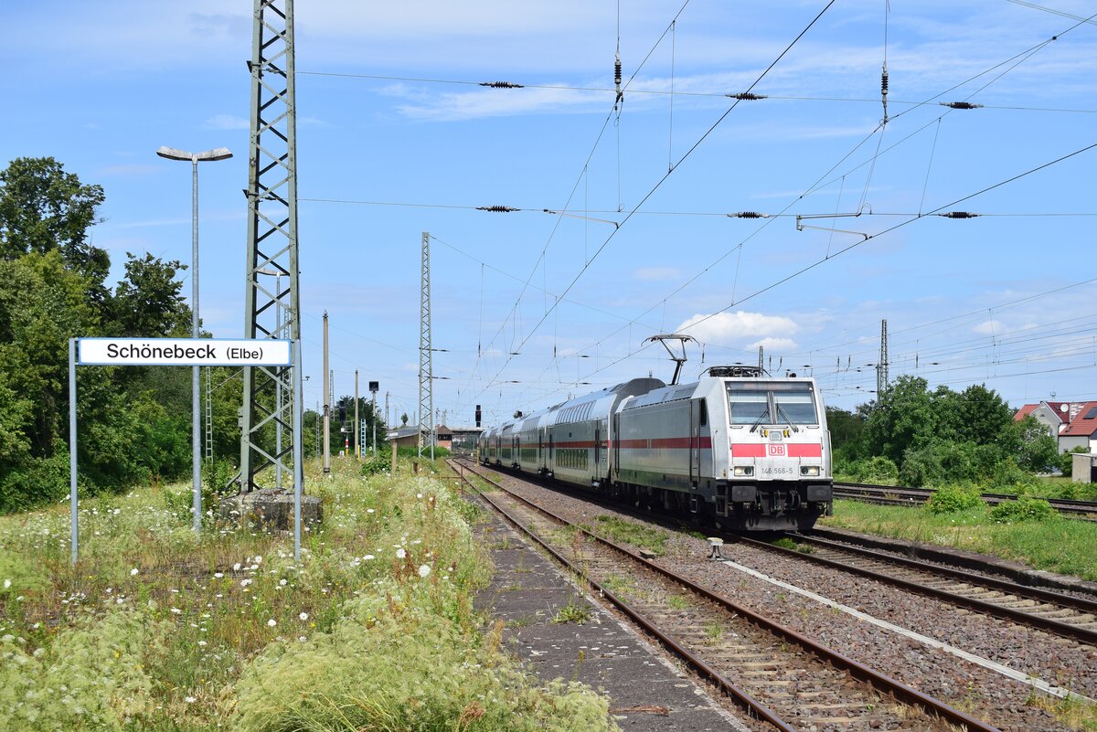 146 566 durchfährt mit ihrem IC2 den Bahnhof Schönebeck in Richtung Köthen.

Schönebeck 19.07.2023