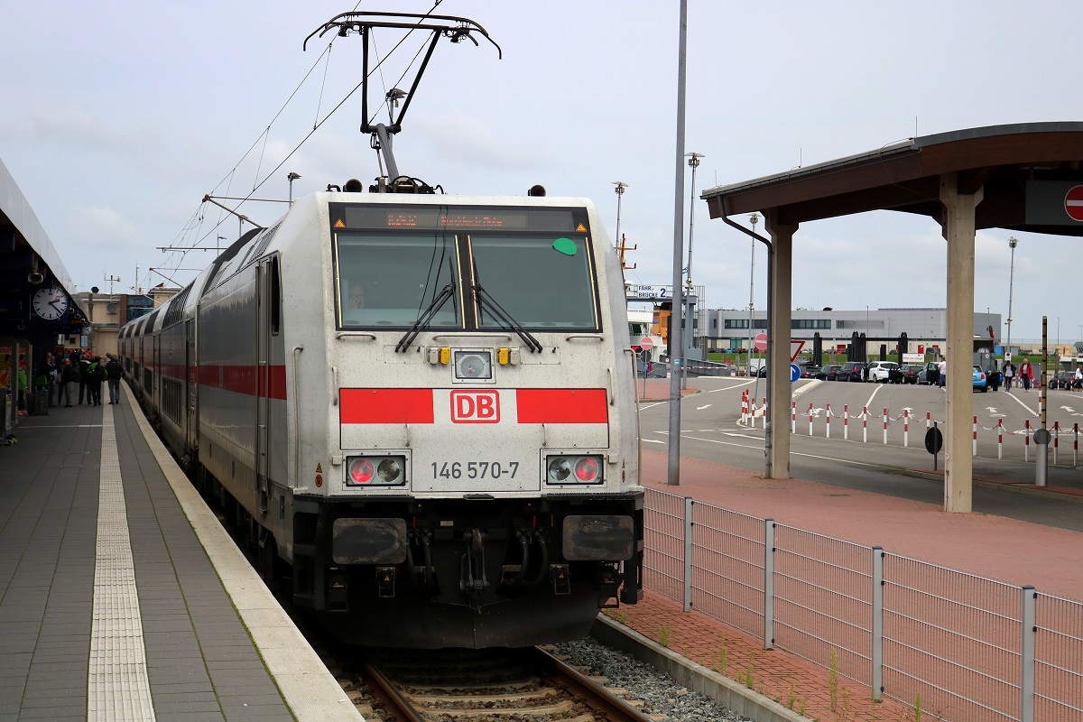 146 570-7 DB als IC 2432  Ostfriesland  (Linie 56) von Cottbus bzw. RE 52432 von Bremen Hbf hat seine Endstation Norddeich Mole erreicht und fährt in Kürze in die Abstellung des Bahnhofs Norddeich. [24.7.2017 - 14:24 Uhr]