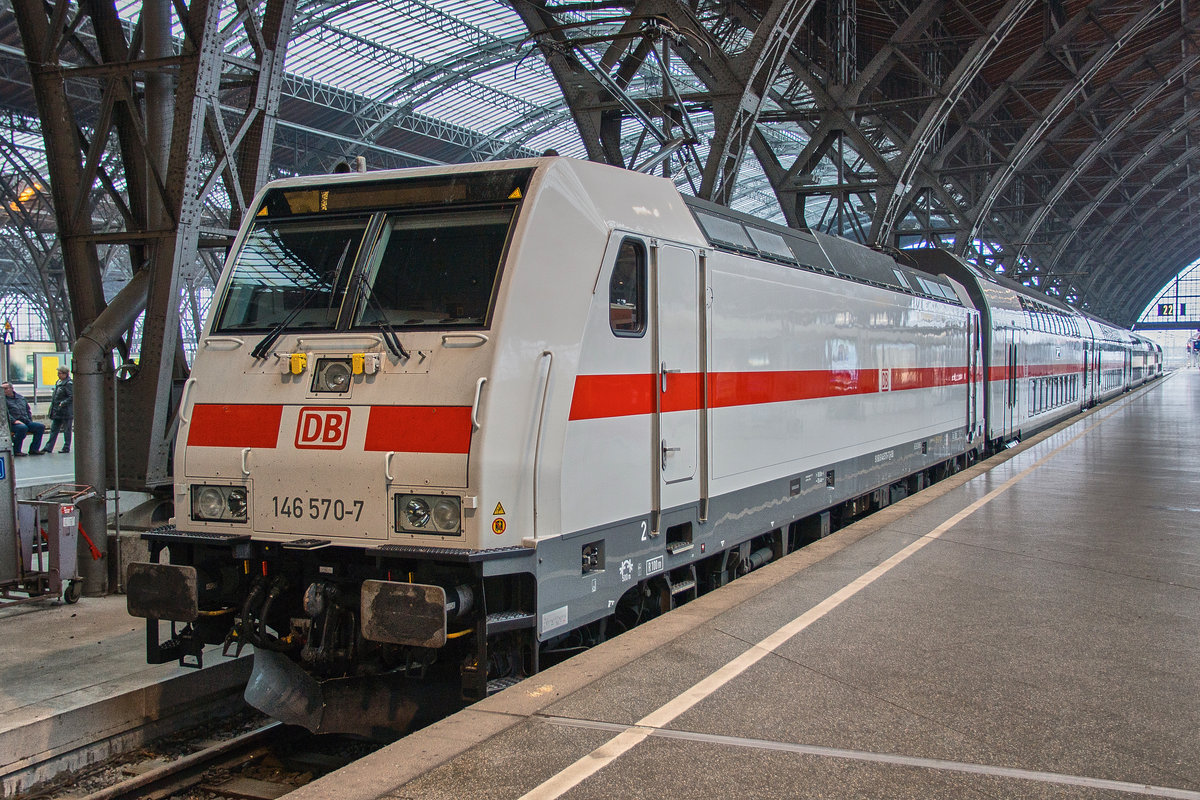 146 570-7 steht mit dem IC nach Nordeich am 24.11.16 im Hbf. Leipzig.