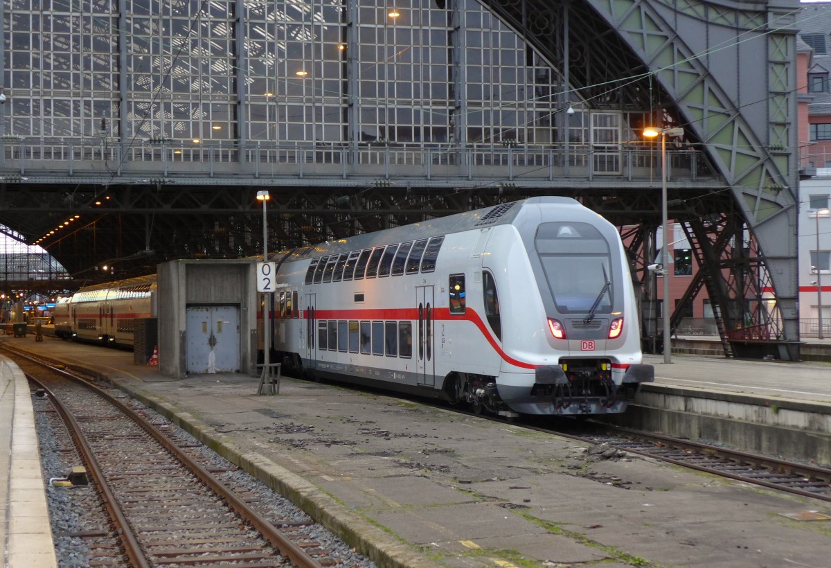 146 570-7 zieht hier ihren IC2 auf einer Testfahrt durch Köln Hbf. Zur Zeit sind die neuen Doppelstock ICs auf der IC-Linie 56 (Leipzig - Hannover - Norddeich) im Einsatz. Zukünftig werden sie auch auf den IC-Linie 55 (Köln - Hannover - Dresden), 50 (Köln - Halle/Leipzig) und 35 (Koblenz - Köln - Norddeich) eingesetzt. (07.02.2016) 