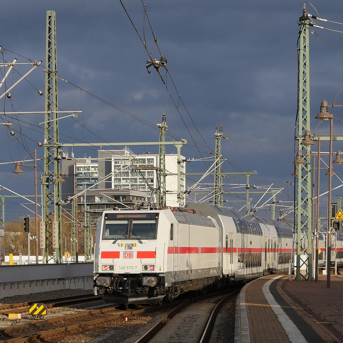 146 570 hat den IC 2441 aus Hannover nach Dresden gebracht, geführt von 2862 und schiebt ihn jetzt nach DD-Reick DD Hbf, 09.03.2020
