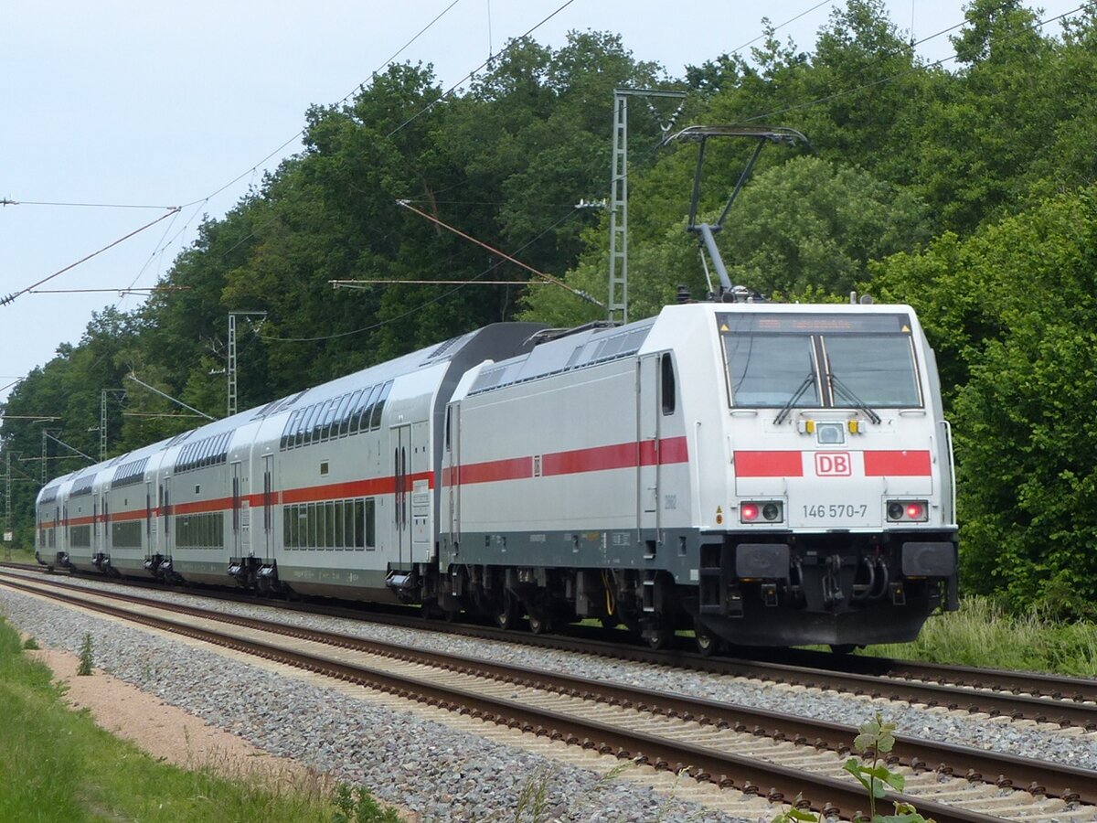 146 570 schiebt IC nach Emden=Außenhafen in Rheine=Bentlage in Richtung Norden, 04.06.2022