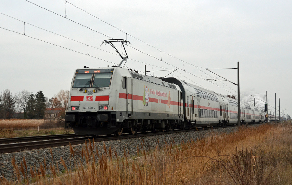 146 570 schob am 15.12.18 ihren IC 2048 nach Köln durch Braschwitz Richtung Köthen. Ihr entgegen kam 44 1486 mit einem Sonderzug nach Leipzig.