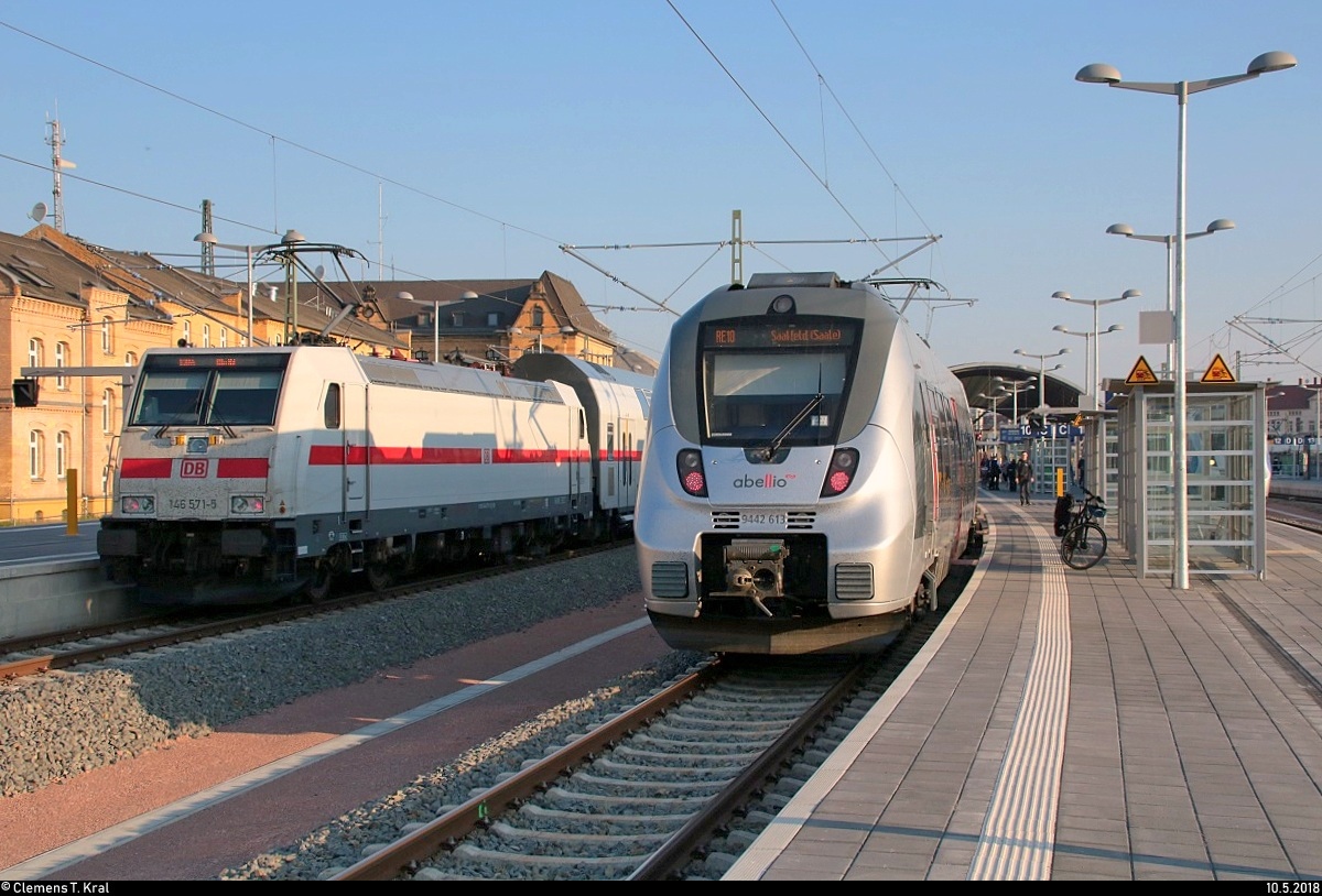 146 571-5 DB als IC 2044 (Linie 55) von Dresden Hbf nach Köln Hbf trifft auf 9442 613 und 9442 ??? (Bombardier Talent 2) von Abellio Rail Mitteldeutschland als RE 74580 (RE18) von Halle(Saale)Hbf nach Saalfeld(Saale) in Halle(Saale)Hbf.
[10.5.2018 | 7:02 Uhr]