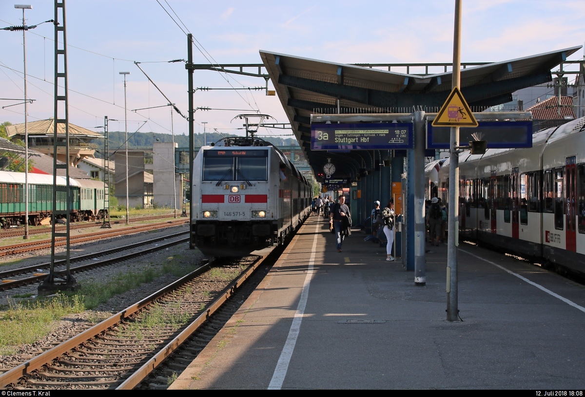 146 571-5 DB als IC 2382 (Linie 87) bzw. RE 52382 (RE87) nach Stuttgart Hbf steht in seinem Startbahnhof Konstanz auf Gleis 3.
[12.7.2018 | 18:08 Uhr]