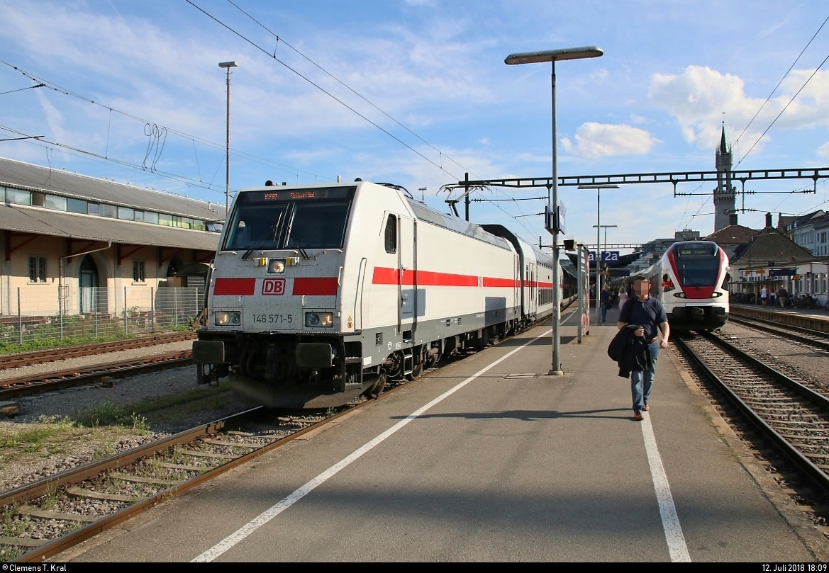 146 571-5 DB als IC 2382 (Linie 87) bzw. RE 52382 (RE87) nach Stuttgart Hbf verlässt seinen Startbahnhof Konstanz auf Gleis 3.
[12.7.2018 | 18:09 Uhr]