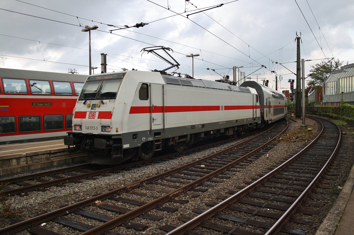 146 572-3 schiebt am 2.7.2017 den IC2041 nach Hannover Hauptbahnhof aus dem Kölner Hauptbahnhof. 