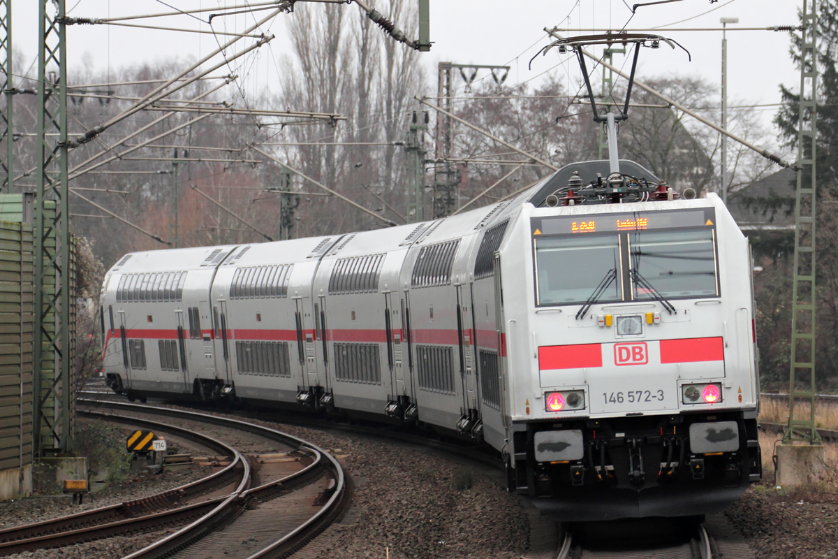 146 572-3 schiebt einen IC Richtung Hannover Hbf. in Lehrte 2.1.2016