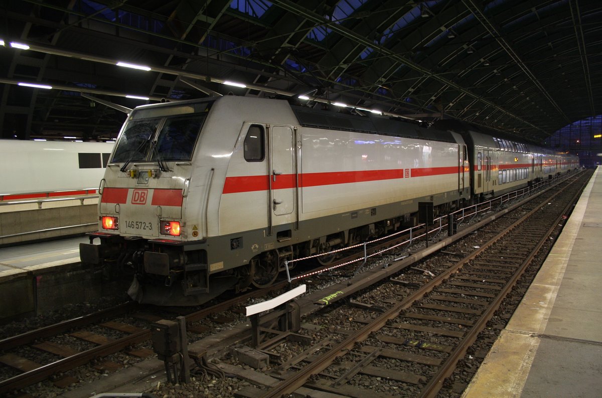 146 572-3 steht am Morgen des 12.2.2017 mit IC2432  Ostfriesland  von Berlin Ostbahnhof nach Norddeich Mole im Startbahnhof bereit.